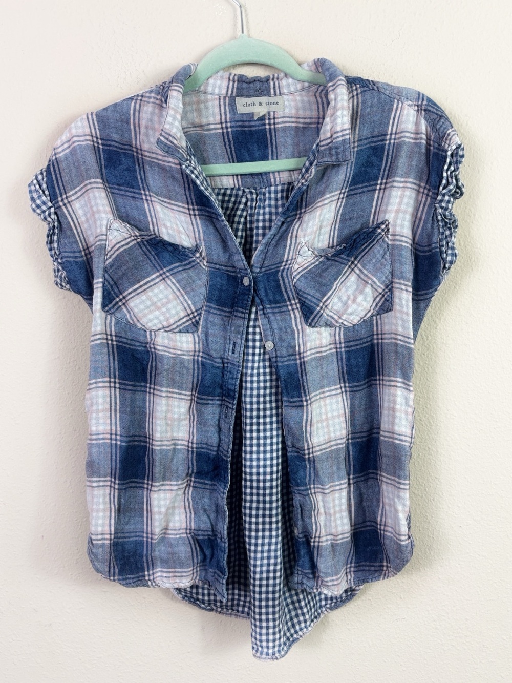 Cloth & Stone Blue Pink Plaid
Short Sleeve Button Down Shirt size small